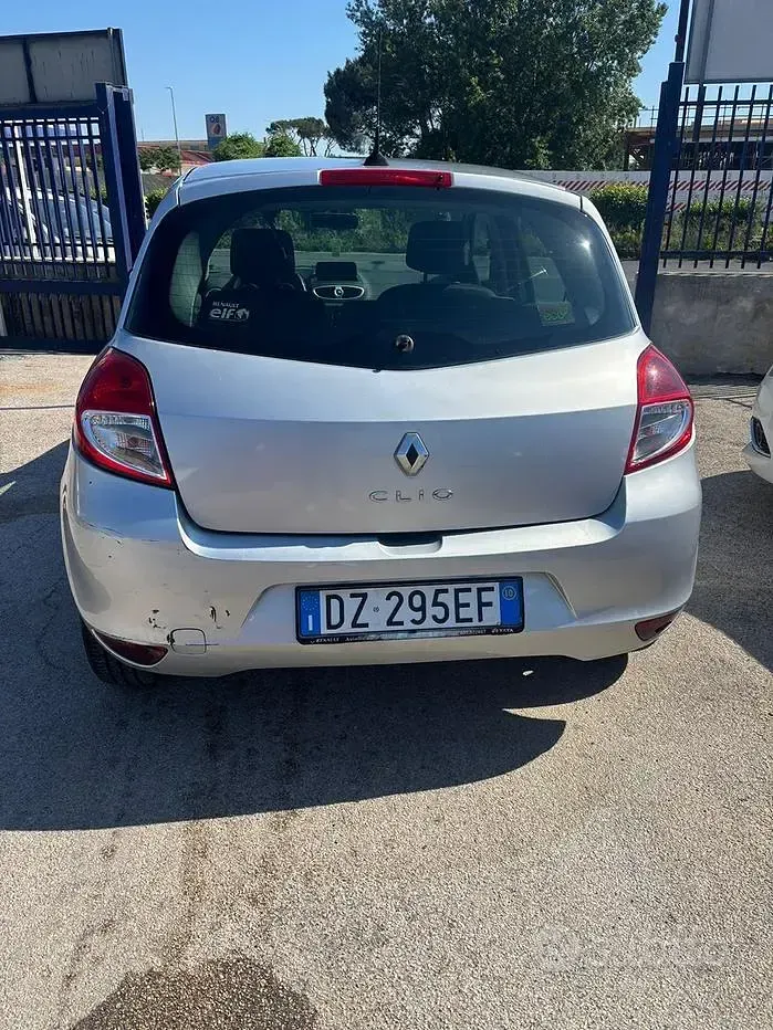 Usata Renault Clio II 85 CV (62 kW) 2010 Grigio Berlina