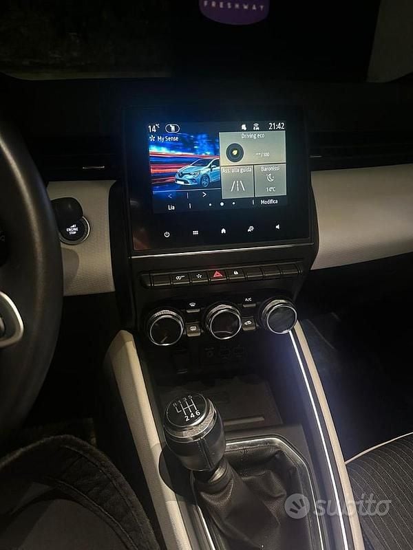 Begagnad Renault Clio V 2022 Svart Sedan