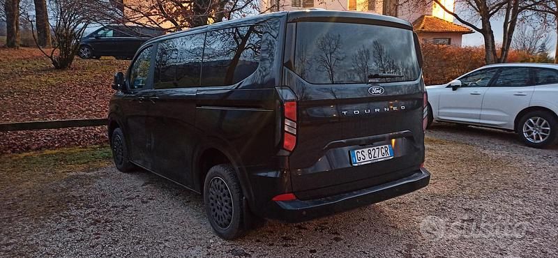 Usata Ford Tourneo Custom 150 CV (110 kW) 2024 Nero Furgone