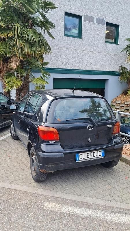 Usata Toyota Yaris 65 CV (47 kW) 2004 Nero Berlina