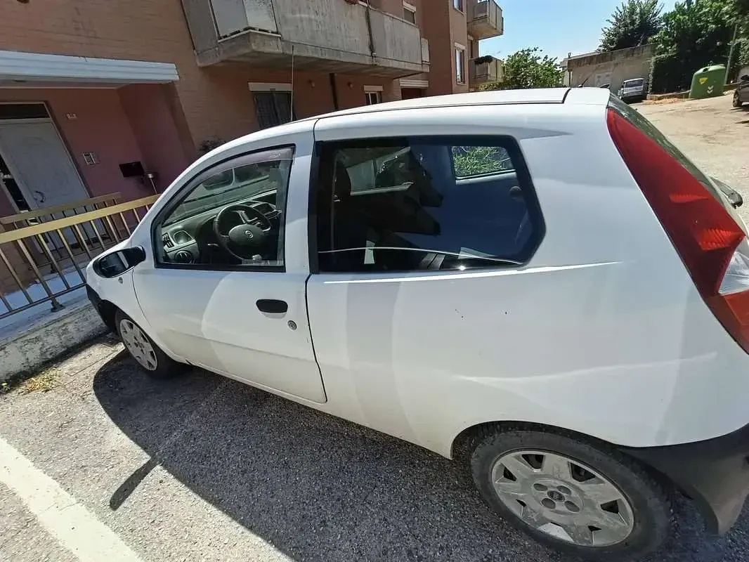 Usata Fiat Punto Active 60 CV (44 kW) 2005 Bianco Utilitaria