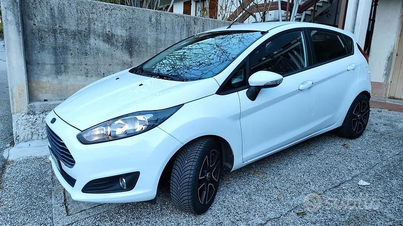 Usata 2013 Ford Fiesta Tre volumi | 6900 € (Buon prezzo) - Immagine 1/4