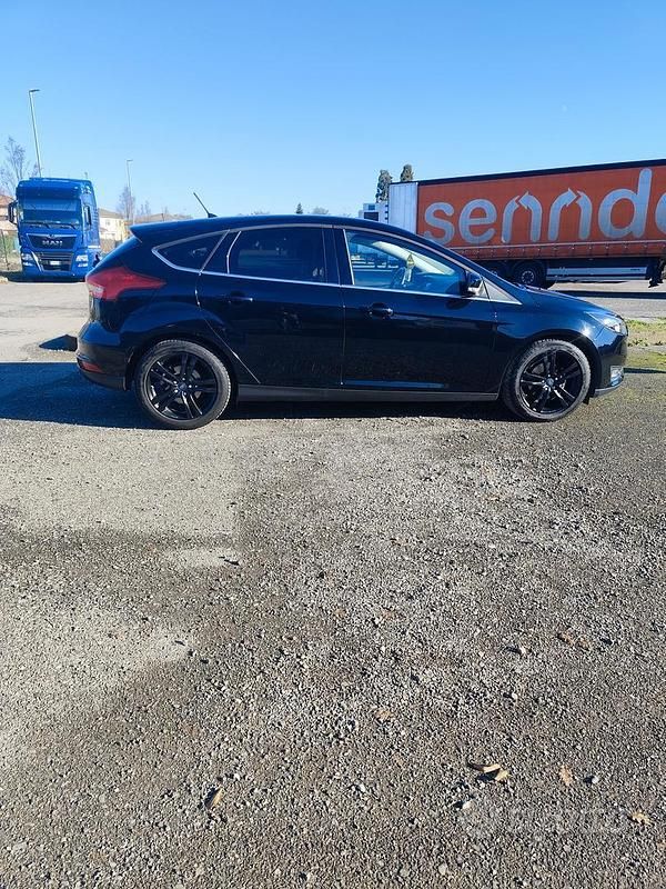 Usata Ford Focus 125 CV (91 kW) 2016 Nero Berlina