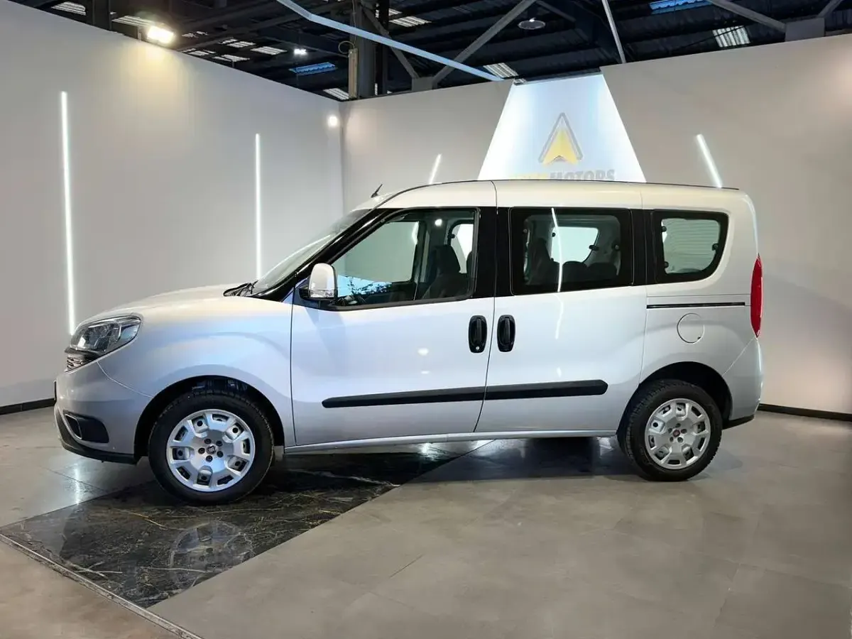 Usata Fiat Doblò Lounge 95 CV (69 kW) 2018 Grigio Monovolume