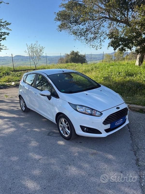 Usata Ford Fiesta Titanium 95 CV (69 kW) 2015 Bianco Berlina