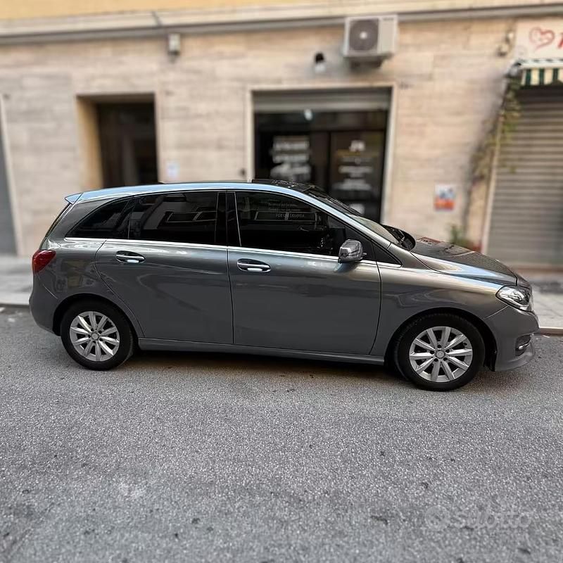 Usata Mercedes B180 Executive 109 CV (80 kW) 2015 Grigio Monovolume