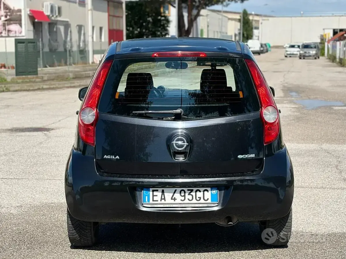 Usata Opel Agila 65 CV (47 kW) 2010 Nero Utilitaria