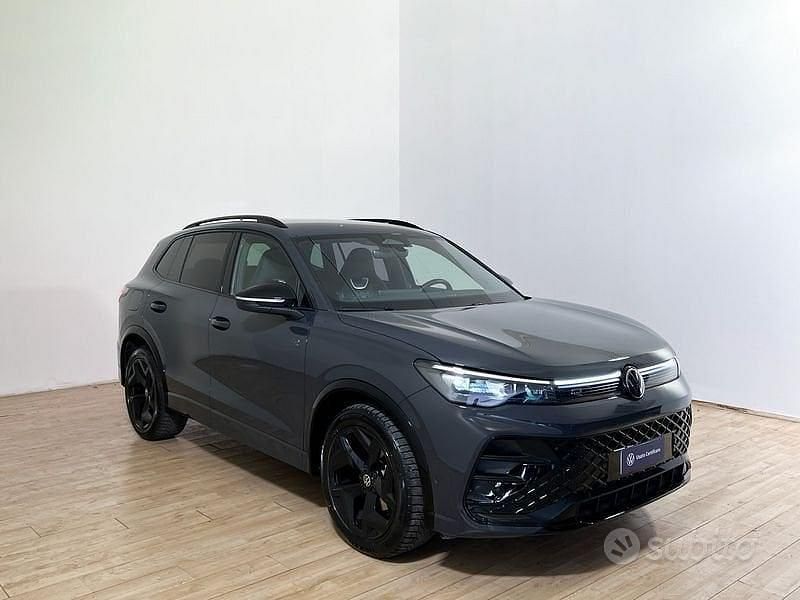 Usata VW Tiguan R-line 150 CV (110 kW) 2024 Grigio urano SUV
