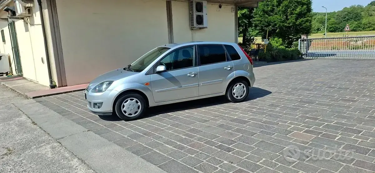 Usata Ford Fiesta Ghia 75 CV (55 kW) 2008 Grigio Utilitaria