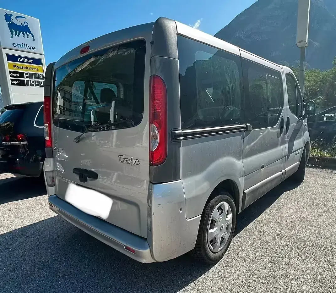 Usata Renault Trafic Black Edition 114 CV (83 kW) 2011 Grigio Monovolume