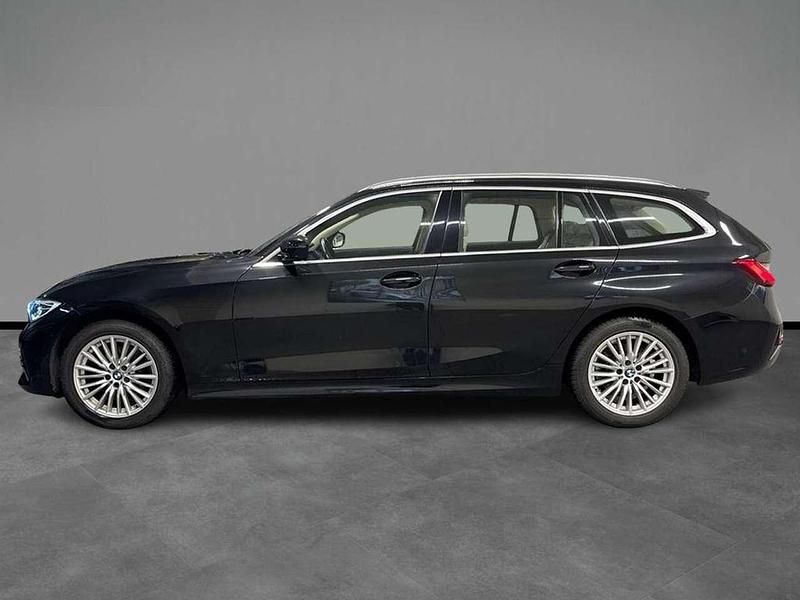 Usata BMW 320 Luxury Line 190 CV (139 kW) 2020 Black sapphire metallizzato Station wagon