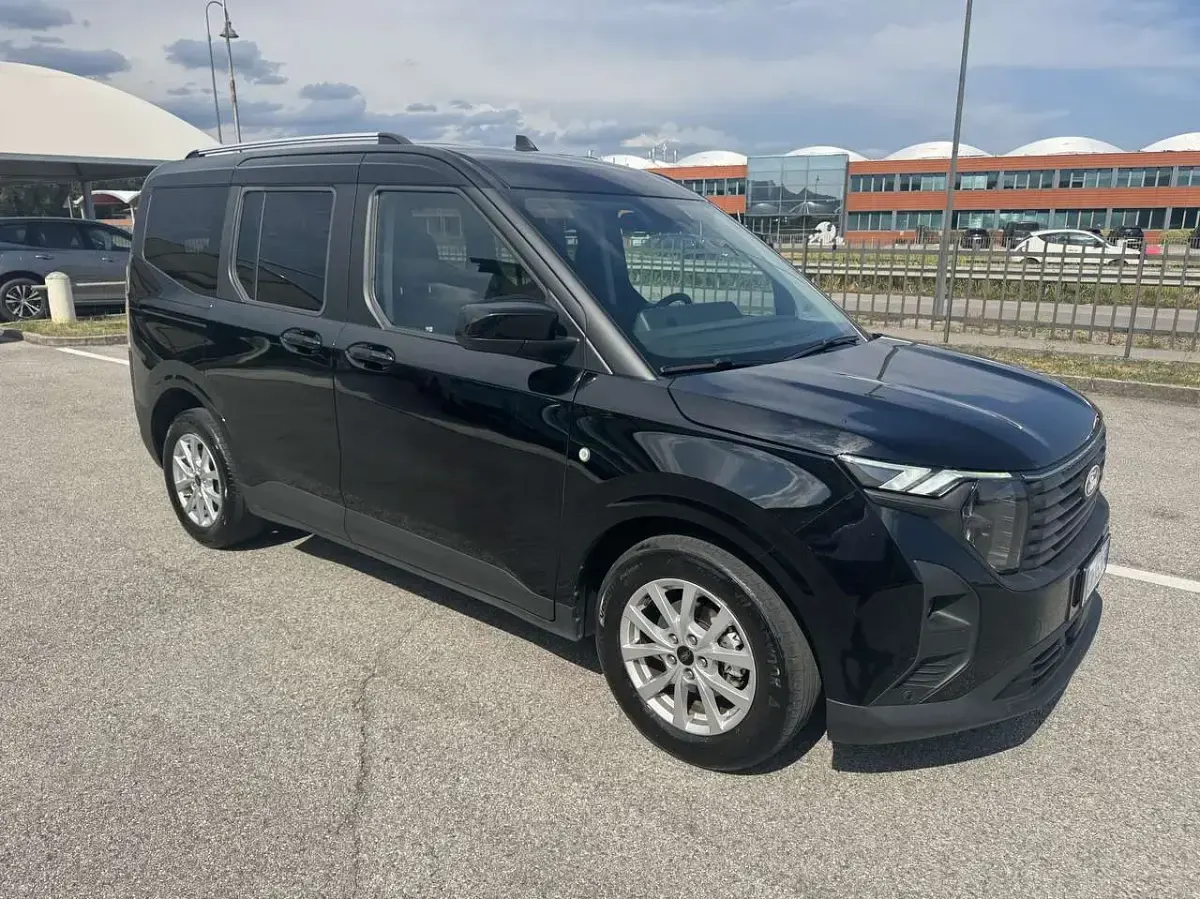 Usata Ford Tourneo Courier Titanium 125 CV (91 kW) 2024 Agate black Monovolume