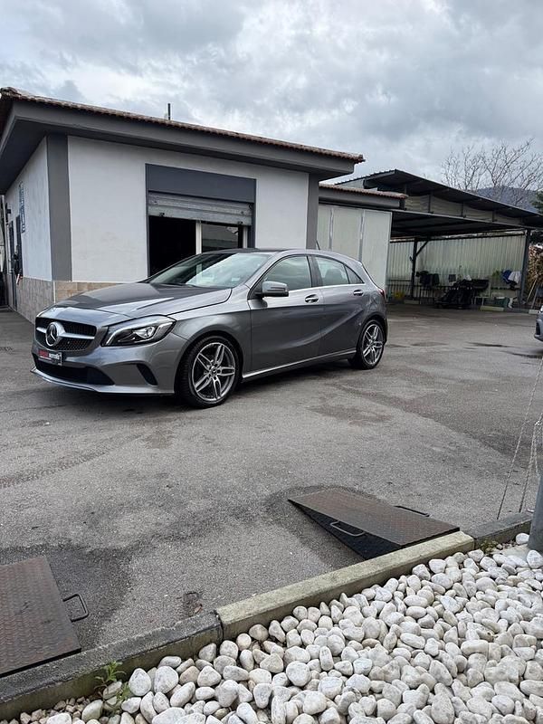 Usata Mercedes A180 108 CV (79 kW) 2015 Grigio Berlina