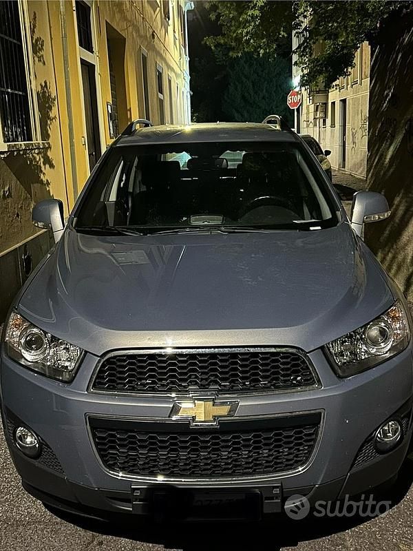 Grigio Usata 2011 Chevrolet Captiva SUV | 5905 € (Buon prezzo) - Immagine 1/4