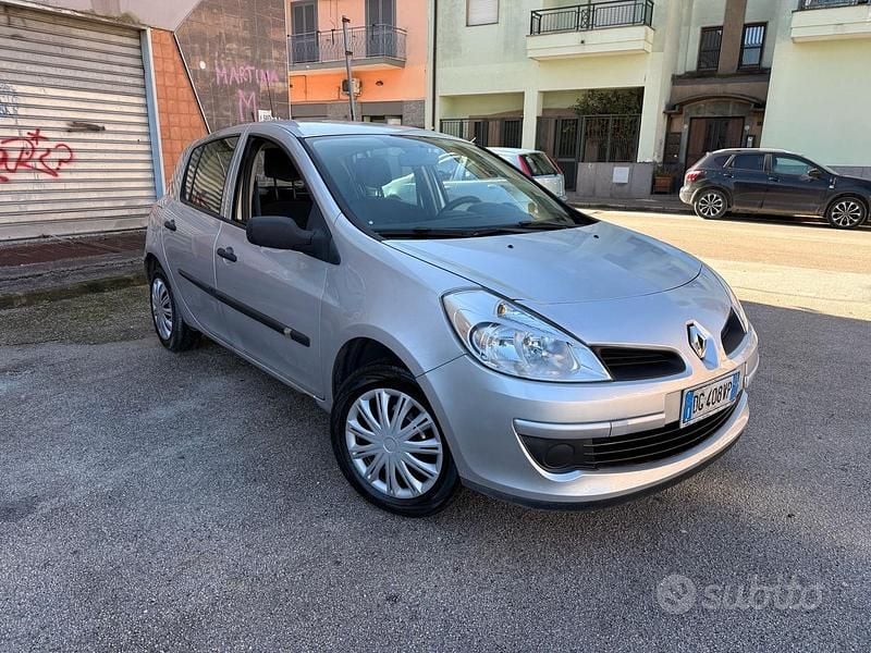 Usata Renault Clio II 75 CV (55 kW) 2007 Grigio Berlina