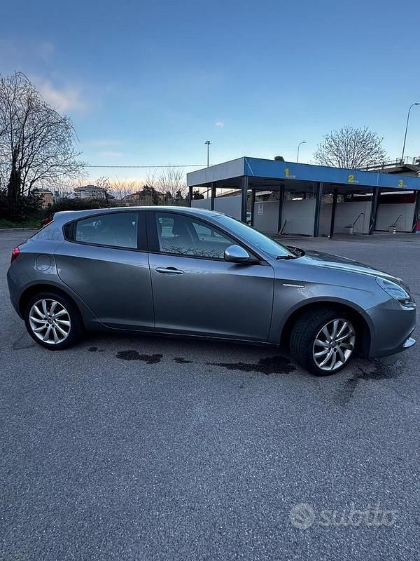 Usata Alfa Romeo Giulietta Super 120 CV (88 kW) 2016 Grigio Utilitaria