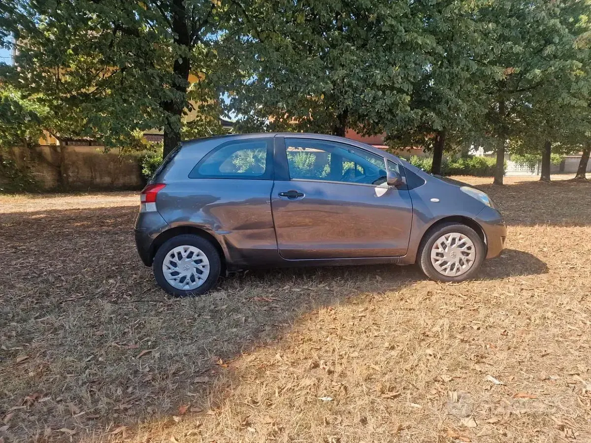 Usata Toyota Yaris 69 CV (50 kW) 2010 Grigio Utilitaria