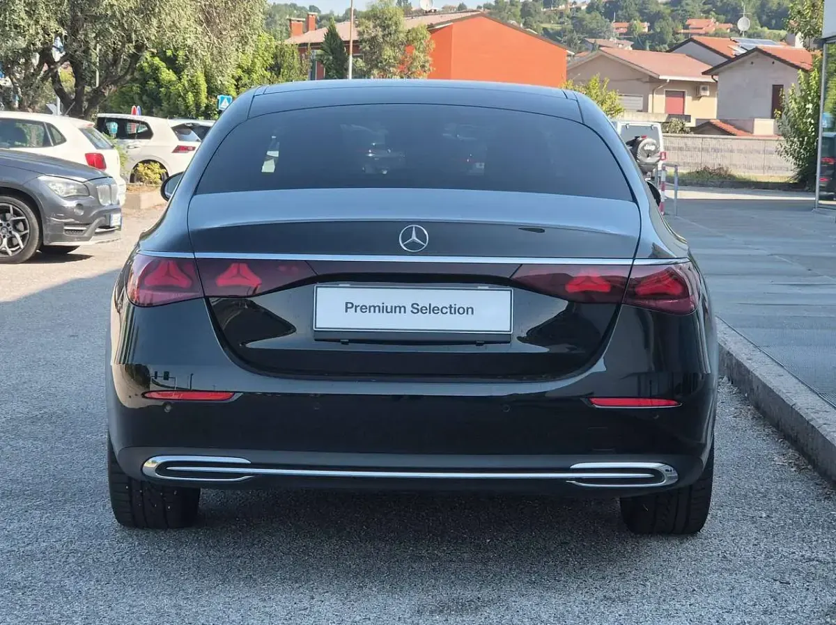 Usata Mercedes E220 Premium Plus 194 CV (142 kW) 2025 Nero Berlina