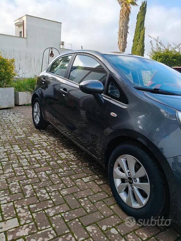 Usata Kia Rio Active 74 CV (54 kW) 2017 Grigio Berlina