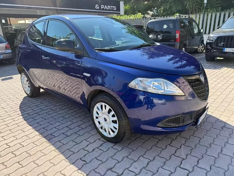 Usata Lancia Ypsilon Silver 85 CV (62 kW) 2014 Blu Utilitaria