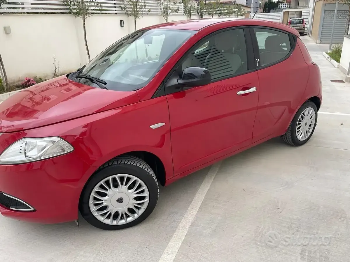 Używany Lancia Ypsilon 60 KM (44 kW) 2015 Czerwony Hatchback