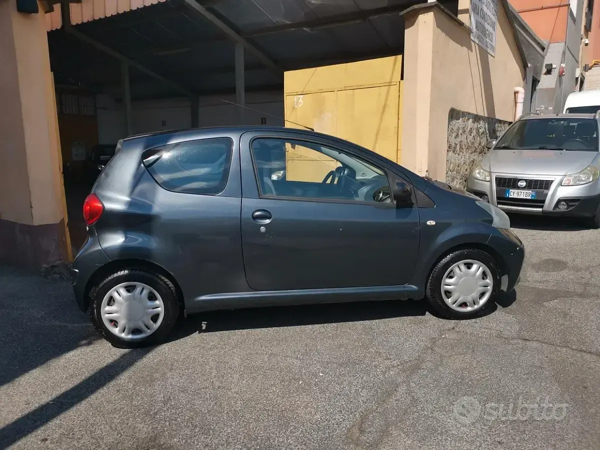 Usata Toyota Aygo 68 CV (50 kW) 2007 Grigio Utilitaria