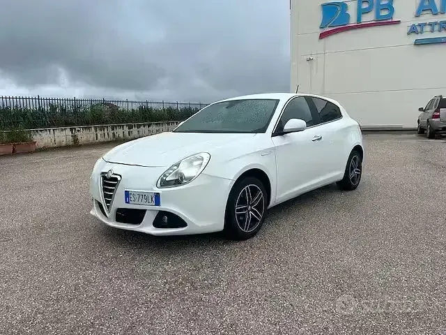 Usata Alfa Romeo Giulietta Exclusive 105 CV (77 kW) 2013 Bianco Utilitaria