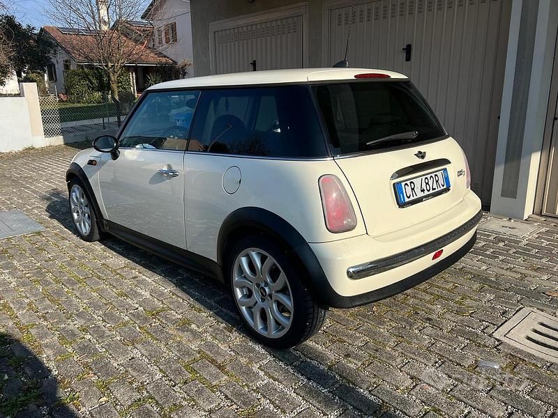 Begagnad Mini ONE 88 HK (64 kW) 2005 Vit Halvkombi