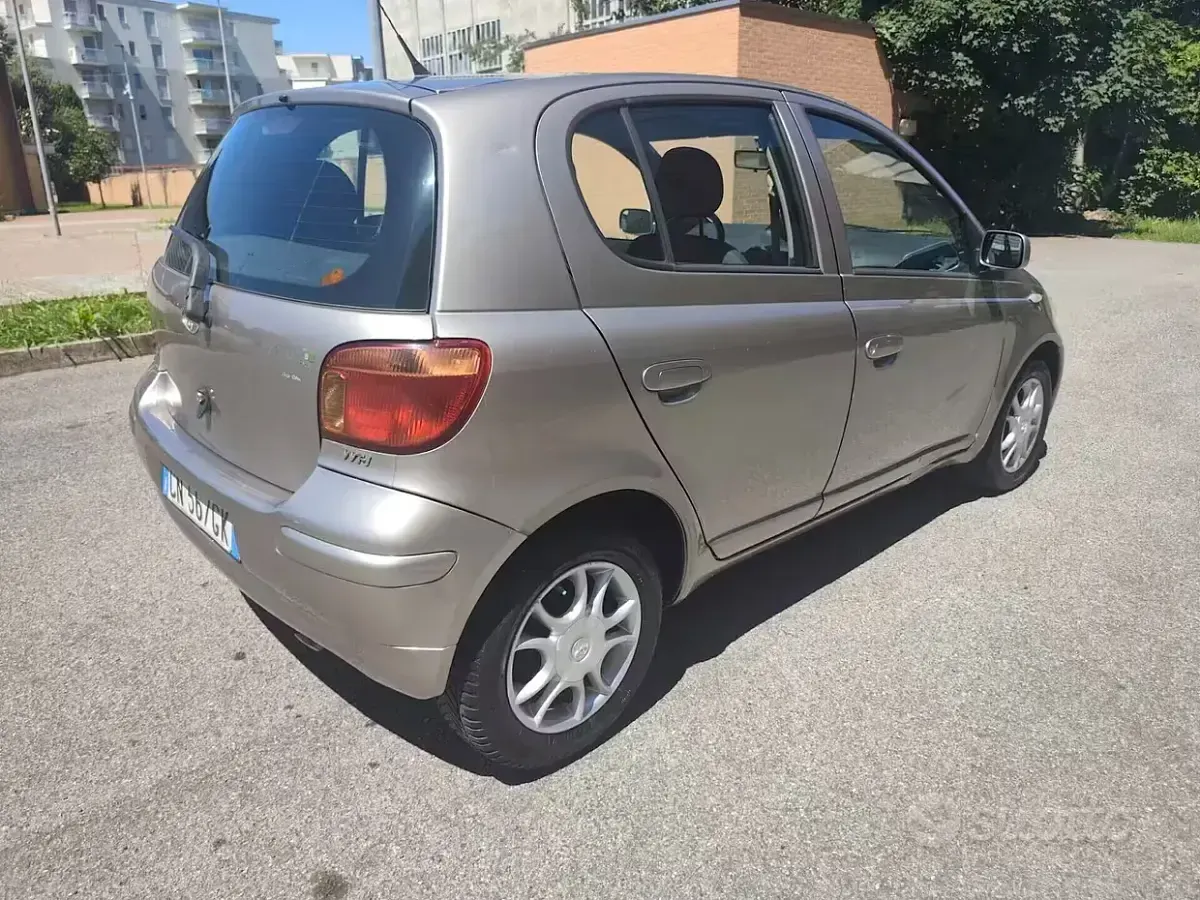 Usata Toyota Yaris 65 CV (47 kW) 2005 Grigio Berlina