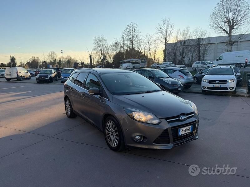 Begagnad Ford Focus Titanium 115 HK (84 kW) 2012 Grå Kombi