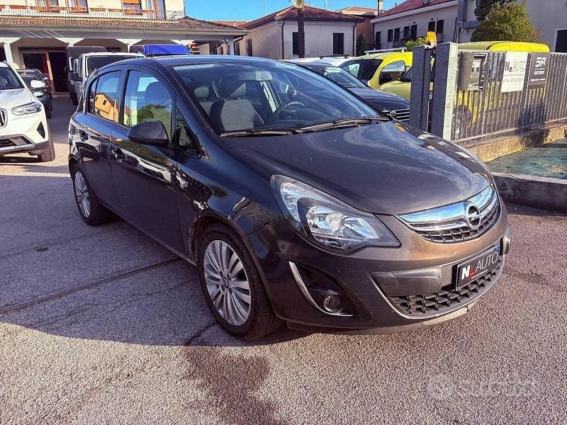 Usata Opel Corsa Edition 75 CV (55 kW) 2014 Grigio Utilitaria