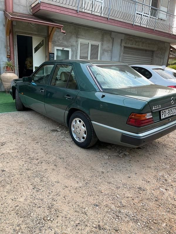 Usata Mercedes E200 122 CV (89 kW) 1992 Verde Berlina