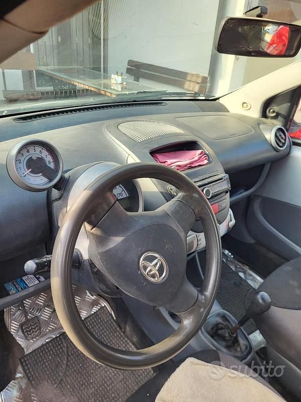 Usata Toyota Aygo 67 CV (49 kW) 2007 Grigio Utilitaria