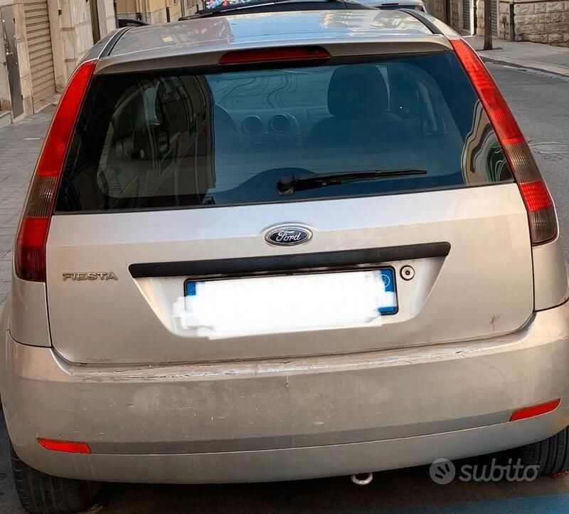 Usata Ford Fiesta 80 CV (58 kW) 2002 Grigio Utilitaria