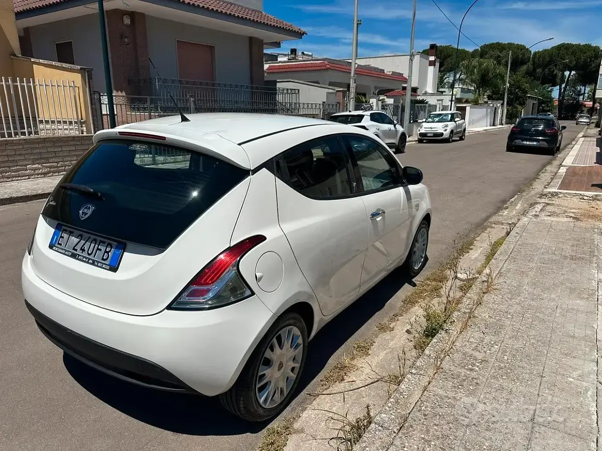 Usata Lancia Ypsilon 95 CV (69 kW) 2013 Bianco Utilitaria