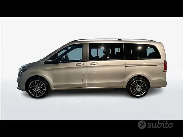 Usata Mercedes V220 Premium 163 CV (119 kW) 2022 Grigio chiaro Monovolume