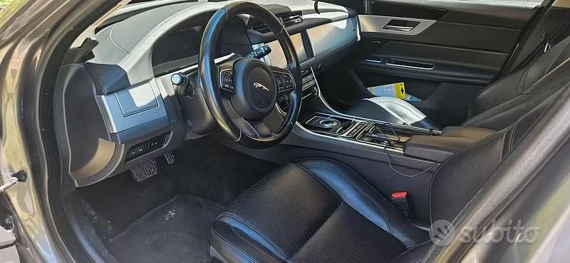 Usata Jaguar XF Portfolio 180 CV (132 kW) 2018 Grigio Berlina