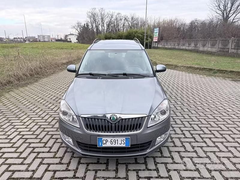 Usata Skoda Roomster Elegance 105 CV (77 kW) 2012 Grigio Monovolume