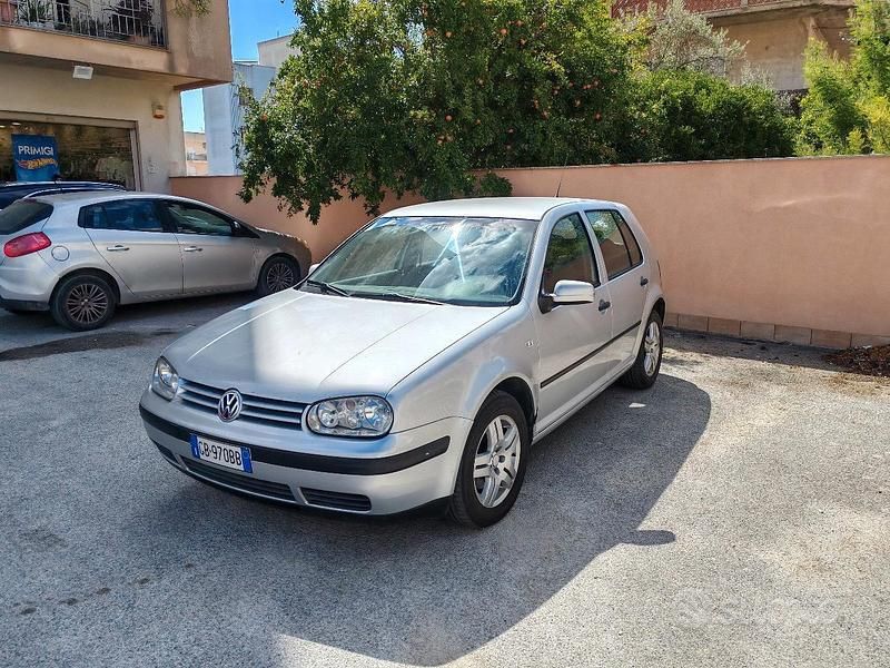 Usata VW Golf VIII 101 CV (74 kW) 2024 Grigio Berlina