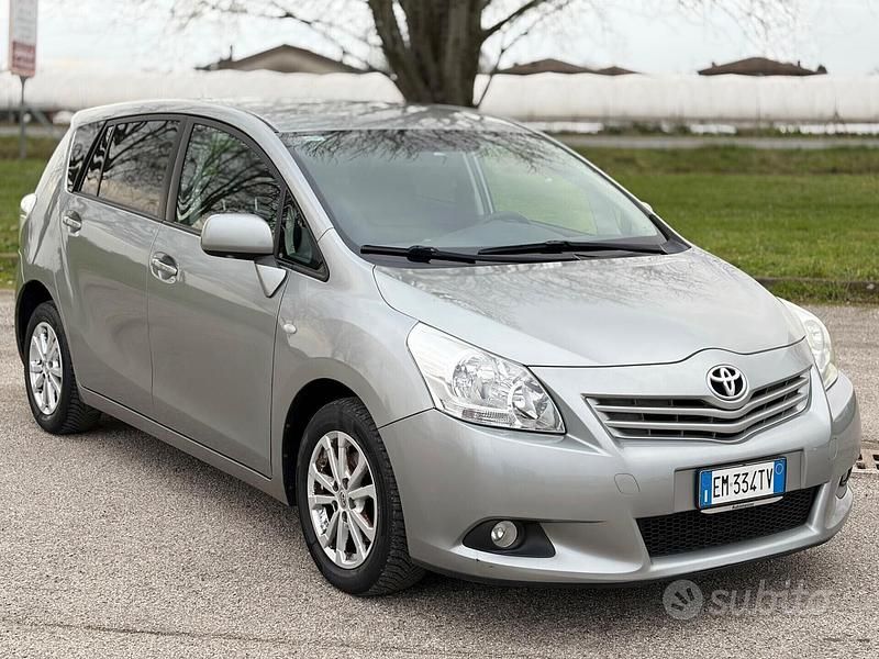 Usata Toyota Verso 126 CV (92 kW) 2012 Grigio Monovolume