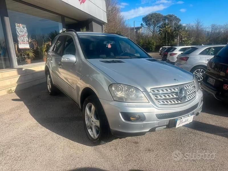 Usata Mercedes ML320 224 CV (164 kW) 2007 Grigio SUV
