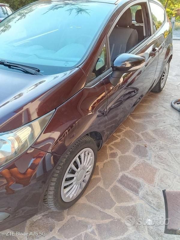 Usata Ford Fiesta 75 CV (55 kW) 2010 Rosso Utilitaria