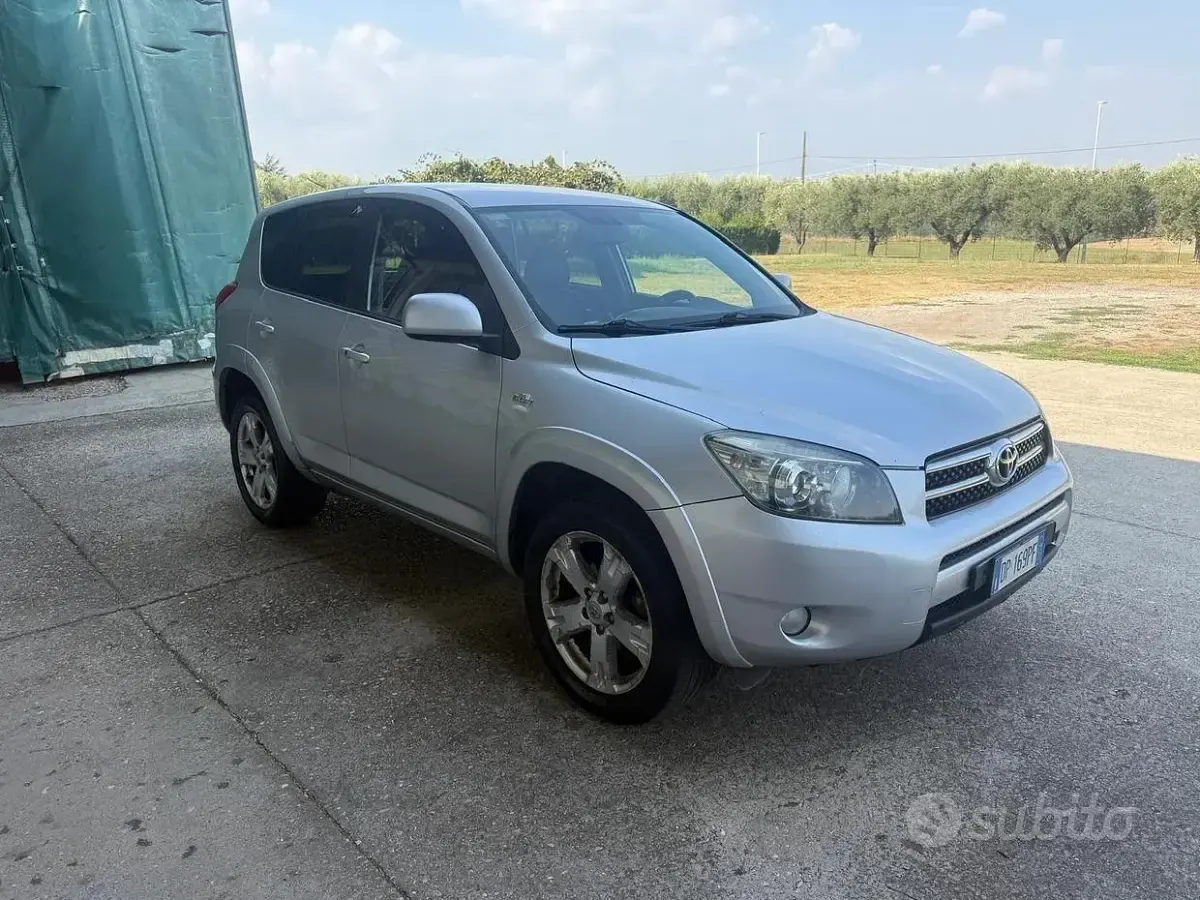 Usata Toyota RAV4 Luxury 177 CV (130 kW) 2008 Argento SUV