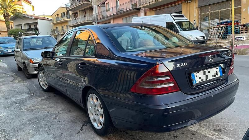 Usata Mercedes C220 143 CV (105 kW) 2001 Blu Berlina