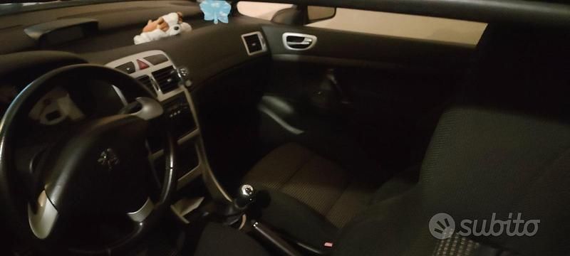 Usata Peugeot 307 CC 109 CV (80 kW) 2006 Grigio Cabrio
