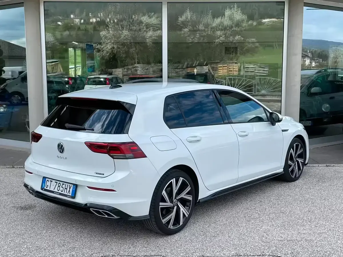 Usata VW Golf VIII R-line 150 CV (110 kW) 2024 Bianco Berlina