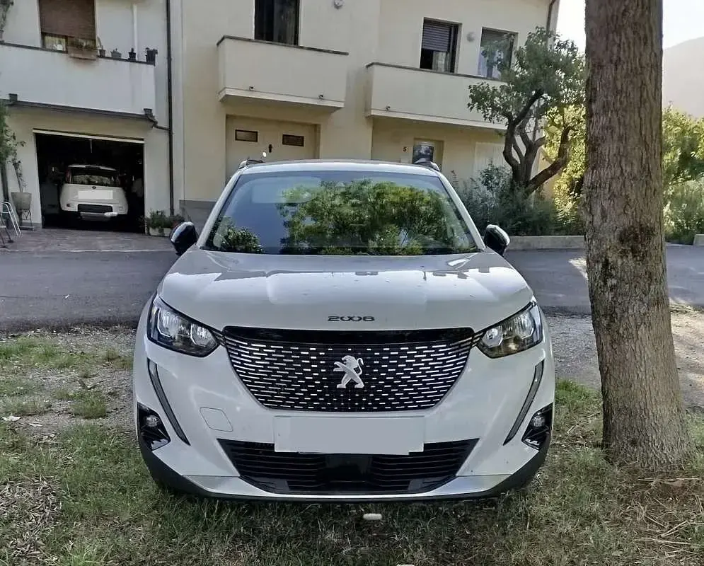 Usata Peugeot 2008 Allure 110 CV (80 kW) 2022 Bianco SUV