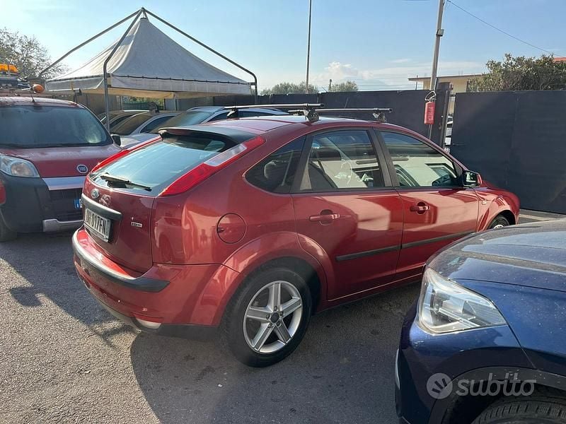 Begagnad Ford Focus 90 HK (66 kW) 2007 Röd Sedan