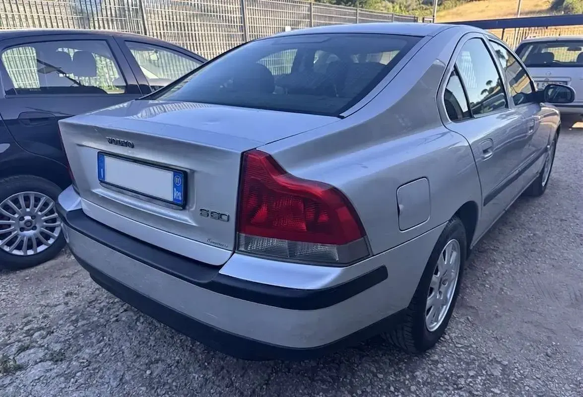 Usata Volvo S60 140 CV (102 kW) 2001 Argento Berlina