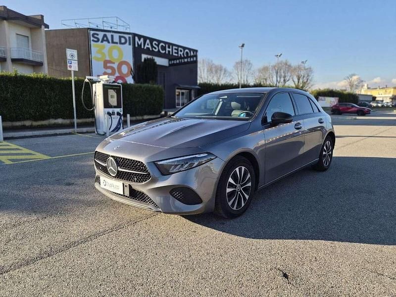 Grigio Usata 2023 Mercedes A180 Advanced Plus Berlina | 27.490 € (Super prezzo) - Immagine 1/4